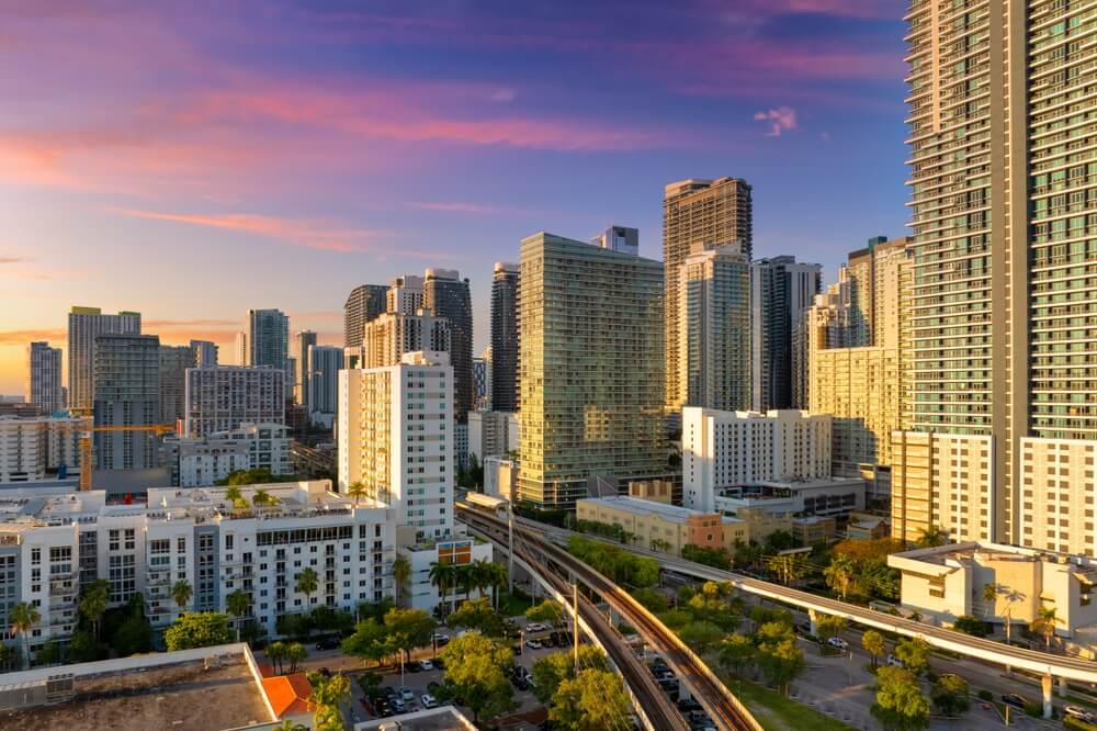 Vista de rascacielos y edificios modernos en Miami al atardecer, un mercado con gran potencial para ideas de negocios rentables en Florida.