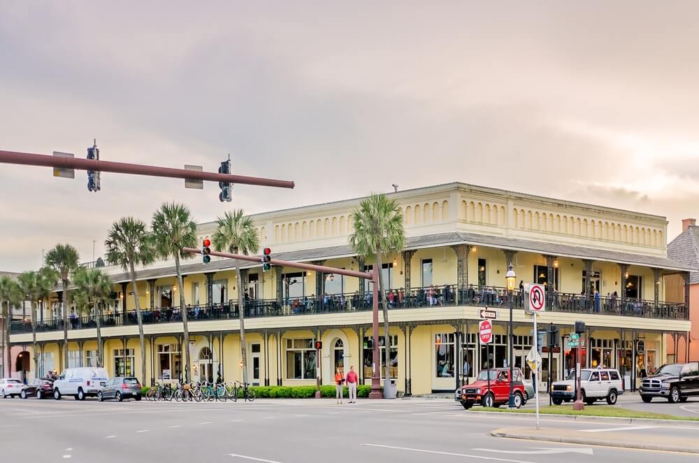 Zona comercial con edificios históricos, palmeras y movimiento urbano, ideal para explorar ideas de negocios rentables en Florida.