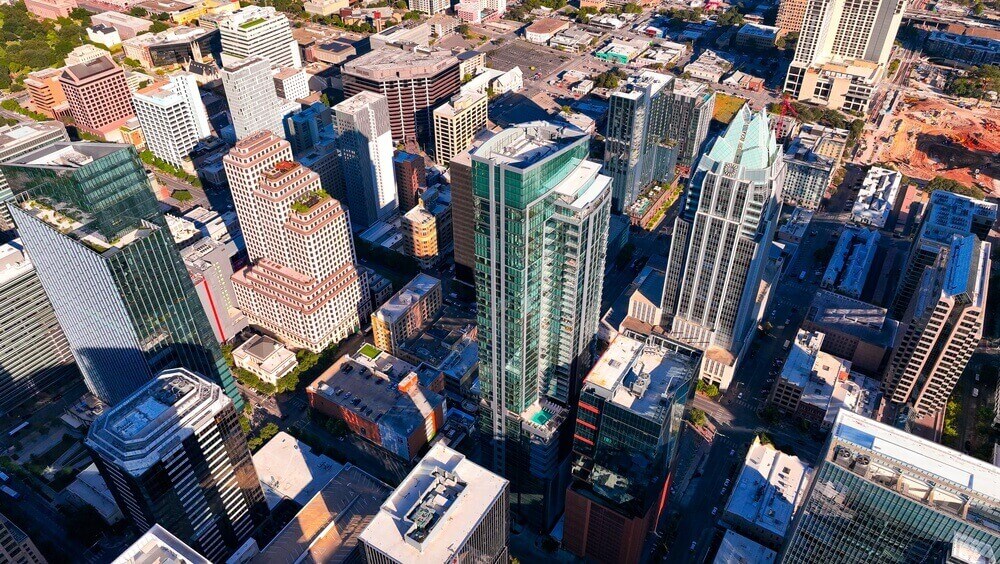 Vista aérea del distrito financiero de una ciudad de Texas, destacando el crecimiento económico y las oportunidades para las mejores franquicias en Texas.
