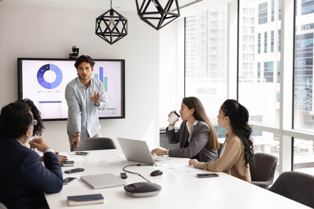 Equipo de negocios analizando oportunidades financieras e inversiones, ilustrando estrategias para invertir dinero en USA.