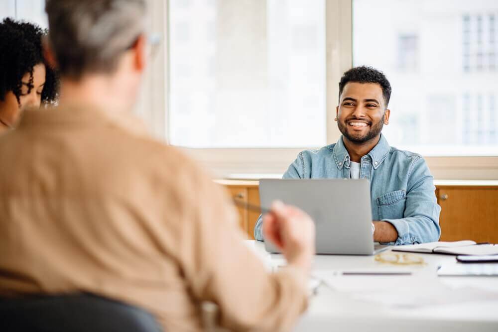 Emprendedor en una reunión de negocios explorando oportunidades y tendencias para invertir en franquicias en California.