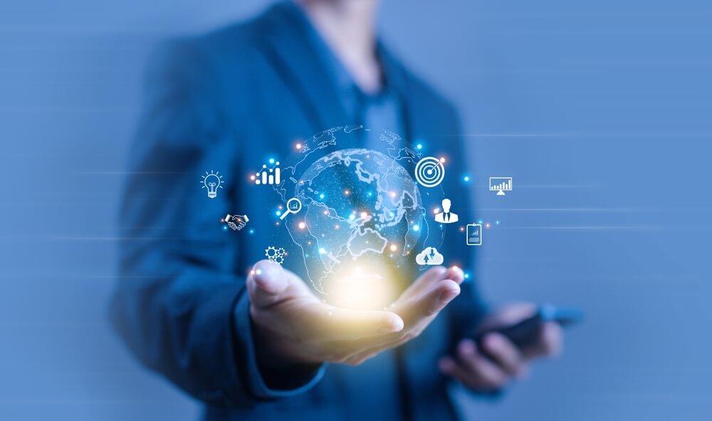 Empresario sosteniendo un globo digital que representa oportunidades de franquicias internacionales y expansión de negocios en 2026.