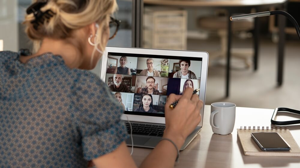 Emprendedora participando en una videollamada como parte de la gestión de su pequeño negocio.