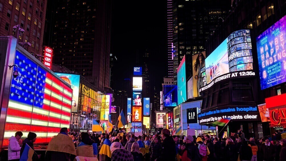 Vista nocturna de Times Square en Nueva York, uno de los distritos comerciales más concurridos del mundo y un punto estratégico para quienes buscan invertir en pequeños negocios en venta.