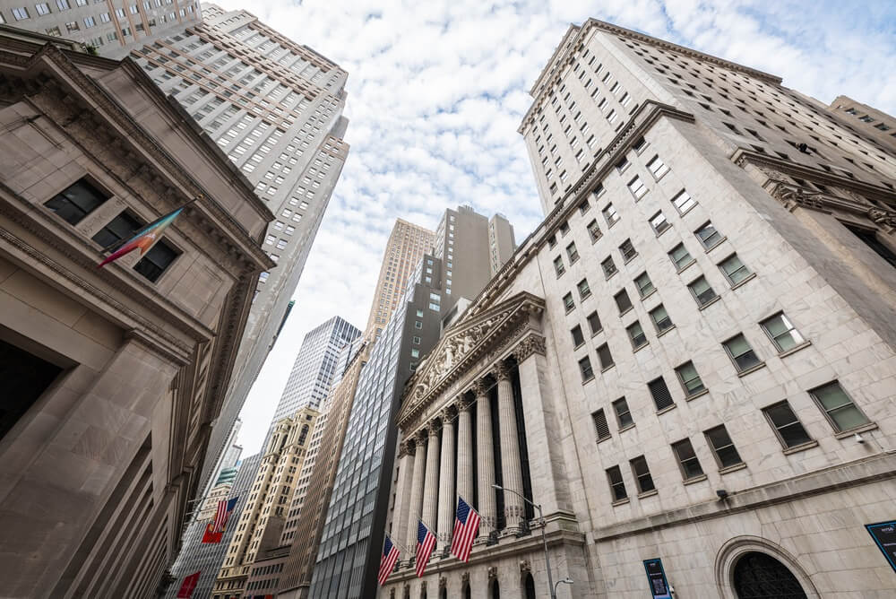 Distrito financiero con bancos y rascacielos, representando los mejores bancos de Estados Unidos para franquicias.