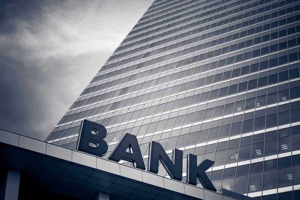 Edificio corporativo bancario moderno relacionado con los mejores bancos de Estados Unidos para franquicias.