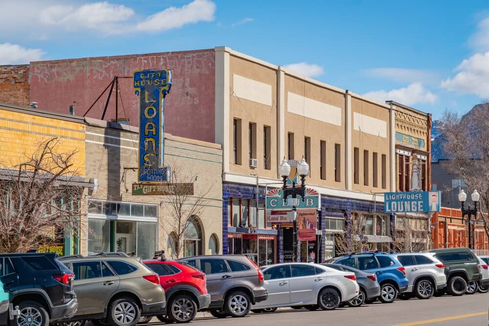 Calle comercial con tiendas y pequeños negocios locales, ejemplo de actividades económicas y negocios rentables en Utah.